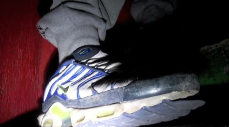 Sneaker gay: Un jumelle se fait baiser par une Arabe hétéro en...