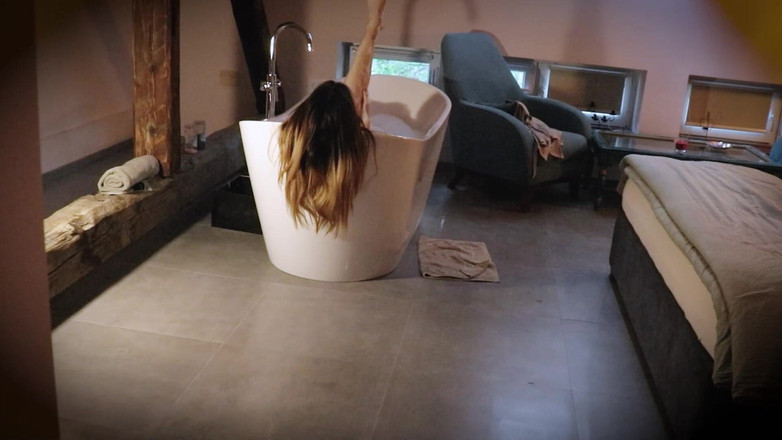 HotCoupleTeam: 그녀가 목욕하는 걸 지켜봤고 그녀는 내 자지를 빨고 나는 그녀의 입에 사정해