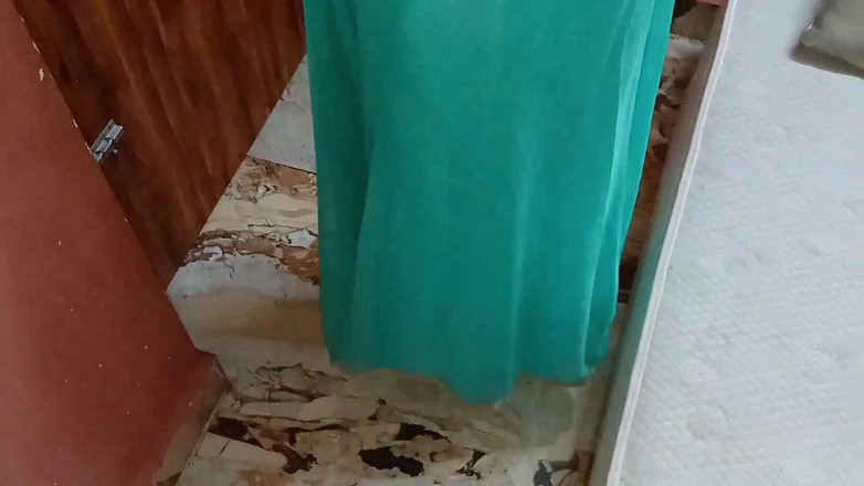 Apple Porn: Mijn stiefbroer raakt mijn grote tieten aan en ik wrijf...