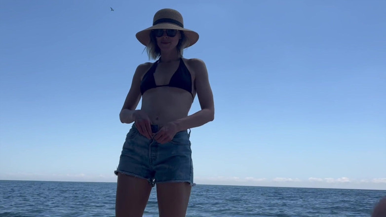 Serenity Cox: Evli kadın kocası ve arkadaşı tarafından plajda sikiliyor ve çifte dölleniyor