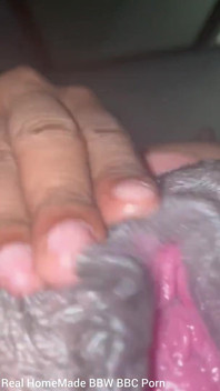 Debajo de camvu frotando dedos mi coño mojado rosa
