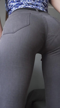 MILF amatur mengusik pantat sempurna dalam seluar jeans super ketat dan garis seluar dalam