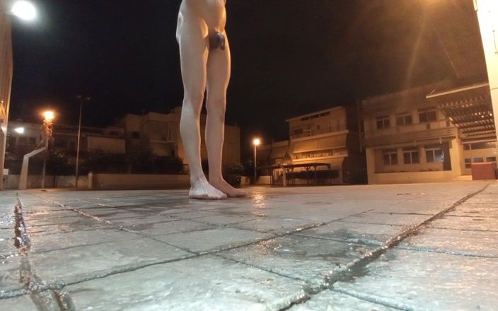 Dan Eagle: Boşalana kadar çişle çıplak oynuyor
