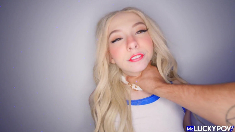 Mr.Lucky POV: Si blonde kecil molek Kenzie Reeves diregangkan terbuka luas
