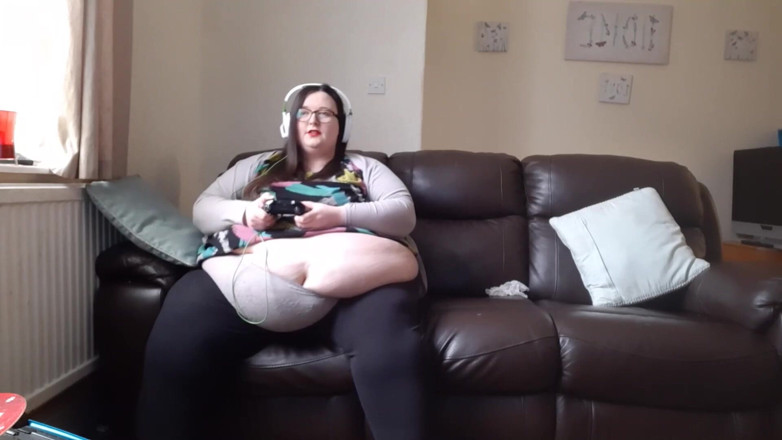 SSBBWLadyBrads: BBW SSBBW plays video games with belly