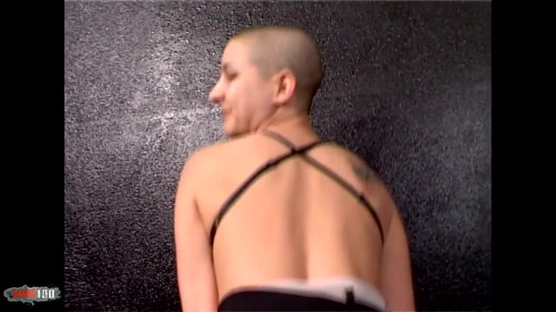 MMM100: Katia：漂亮的黑发女郎katia在车库里脱衣服