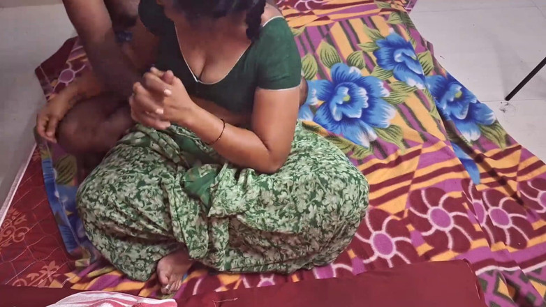 Sexy sindu: Mollige Sindu Bhabhi heeft thuis seks met mij