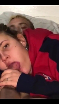 Mi hermanastra toma una gran polla en su boca