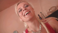 German amateur - 100% German hardcore videos: 选角荡妇和金发性代理人在三人行中分享鸡巴