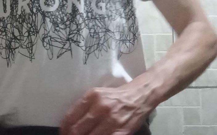 Dom Scotch: Дрочка руками у ванній кімнаті