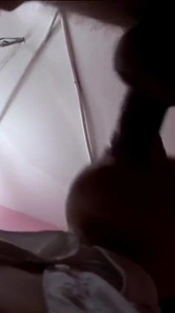 Nadržené teenagerky po vysoké škole se navzájem šukají připínákem
