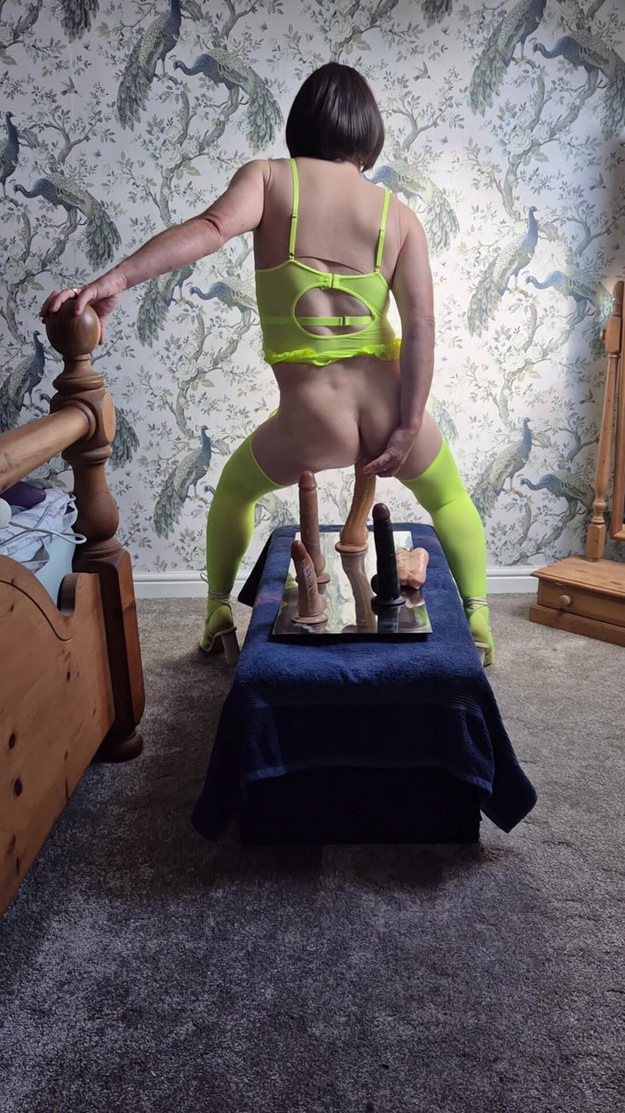 Shystockings: Сексуальная зрелая кроссдрессера-шлюшка-сисси-шлюшка в желтом нижнем белье и хромающий хуй в поясе целомудрия скачет на некоторых ее дилдо