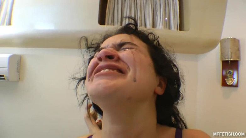 Sapphic Latinas: Slaaf, je tranen zullen je niet helpen om uit mijn...
