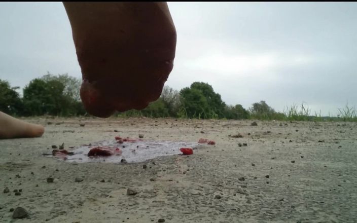 Carmen_Nylonjunge: Fragola in nylon piede schiacciata, schiacciante all'aperto