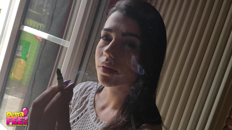 Smokin Fetish: Splendida bruna stuzzica tutti con il suo fumo