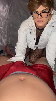 Tomas yang mendominasi membuatkan Femboy Ken menjilat bolanya dan kemudian menggunakannya sebagai pelacur