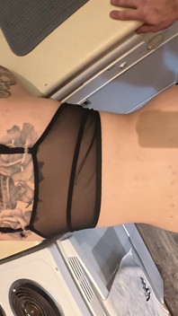 Stiefzus kamergeeld gothic meisje gecreampied in de keuken terwijl mijn vrouw in een andere kamer