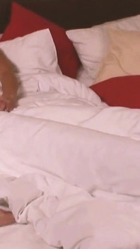 Scenă cu degete și jucării -1_brunette în cozi Gagica se trezește excitată și se masturbează cu vibratorul ei