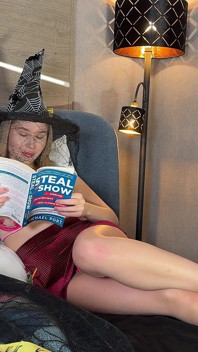 Cewek hot rambut pirang dengan toket besar alami ini dientot dua kali saat halloween dientot habis-habisan