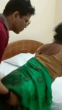 India inocente bhabhi chupada y follada mientras habla una historia de sexo en el móvil