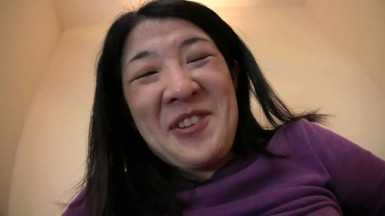 Asian Mature Climax: Milf Asia berbulu melebarkan kakinya dan dipermainkan saat casting