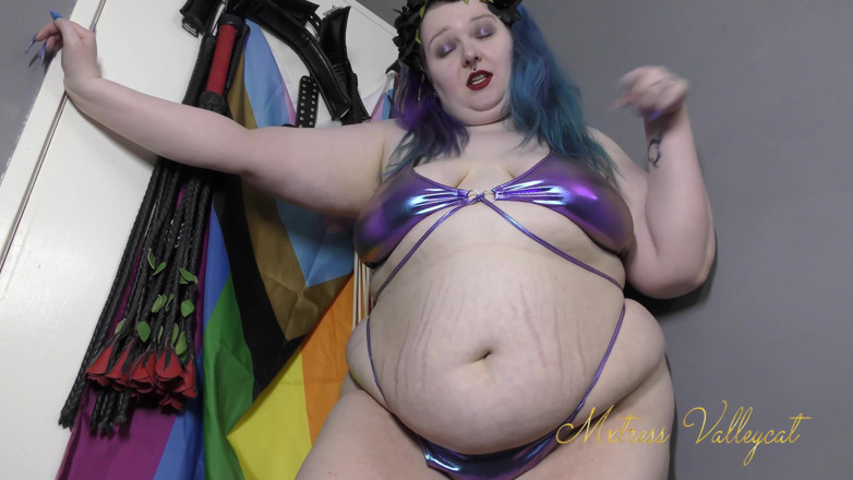 Mxtress Valleycat: Mor pvc bikini gösteriş yapıyor