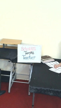 O fată studentă își ispitește profesorul