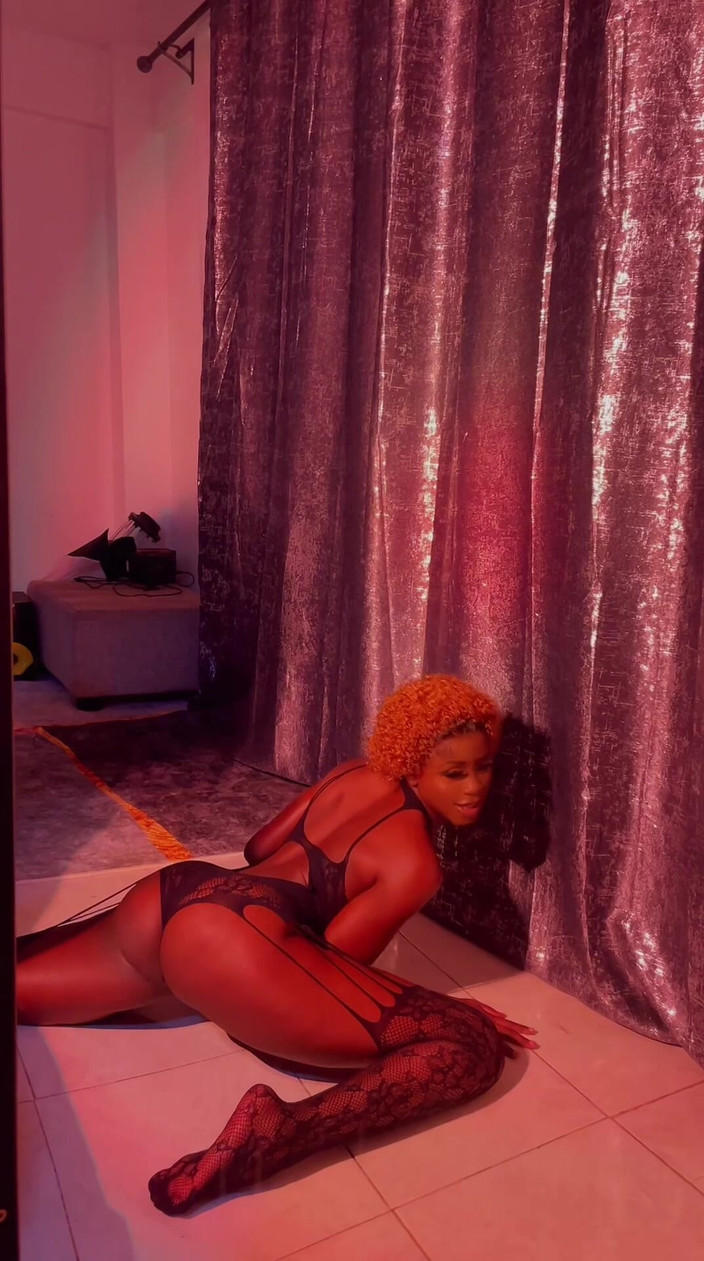 Chickysue: Danza sexy in lingerie