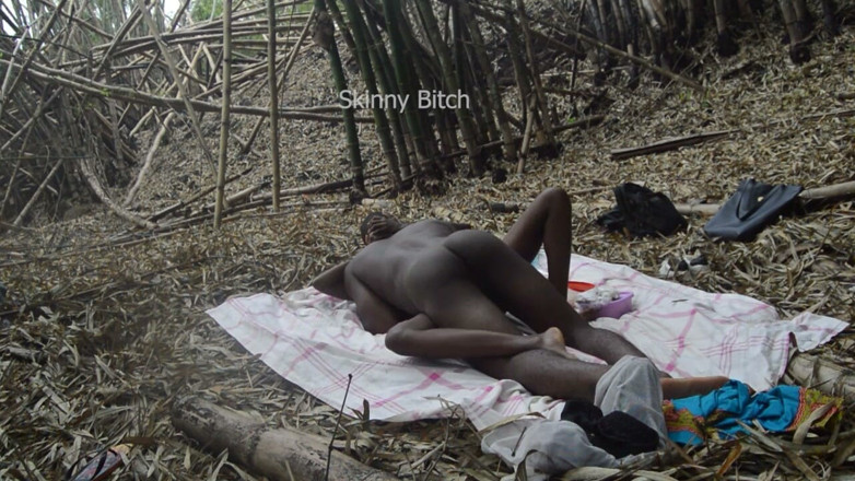 Skinny Bitch: Sexo Na Floresta Ao Ar Livre