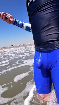 Uomini e donne sulla spiaggia si arrapano guardando il mio cazzo in spandex bagnato
