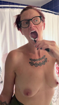 Spazzolino da denti in topless!