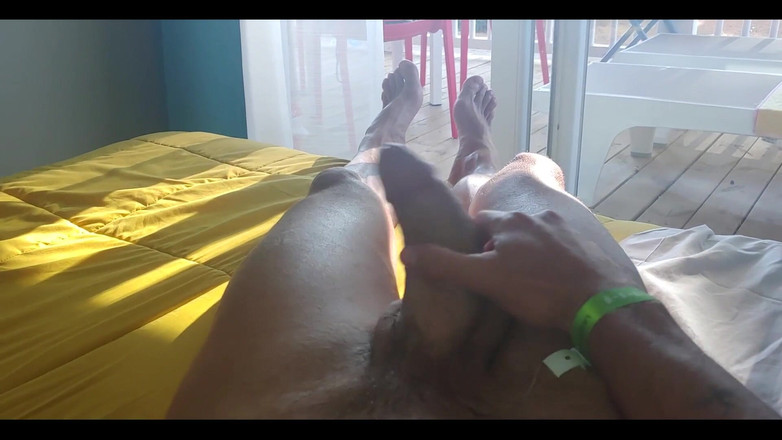 Boy jerking off: 男の子がオナニーする