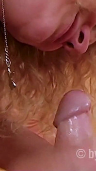 セクシーな熟女が指を入れられ、尻が犯され、口の中で射精