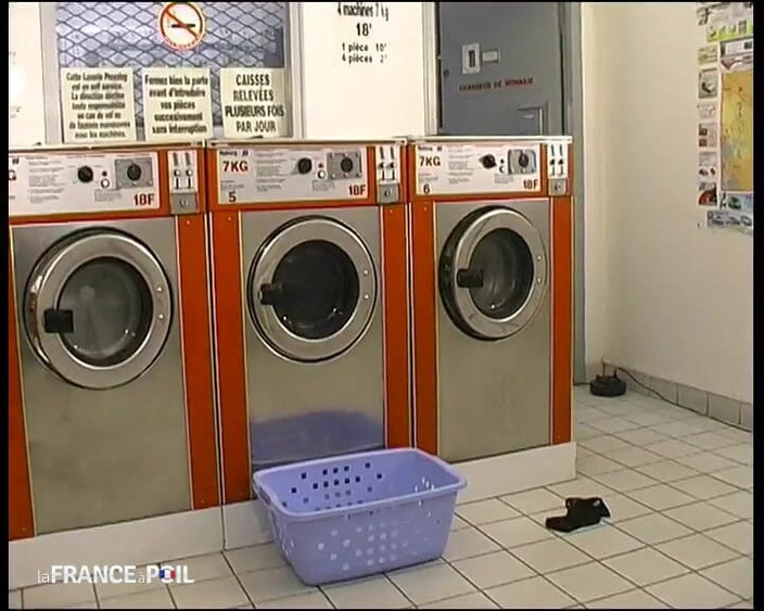 Rue Chaude: Una ragazza bionda sporcacciona viene scopata in una lavanderia automatica!