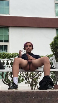 I found a blind spot in the parket sooo I decided to jerk off and feel the adrenaline that comes with doing hot stuff in public
