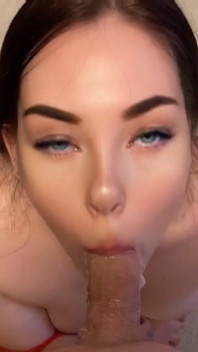 Blowjob tekak seperti hadiah Krismas, mulut dipenuhi dengan air mani!