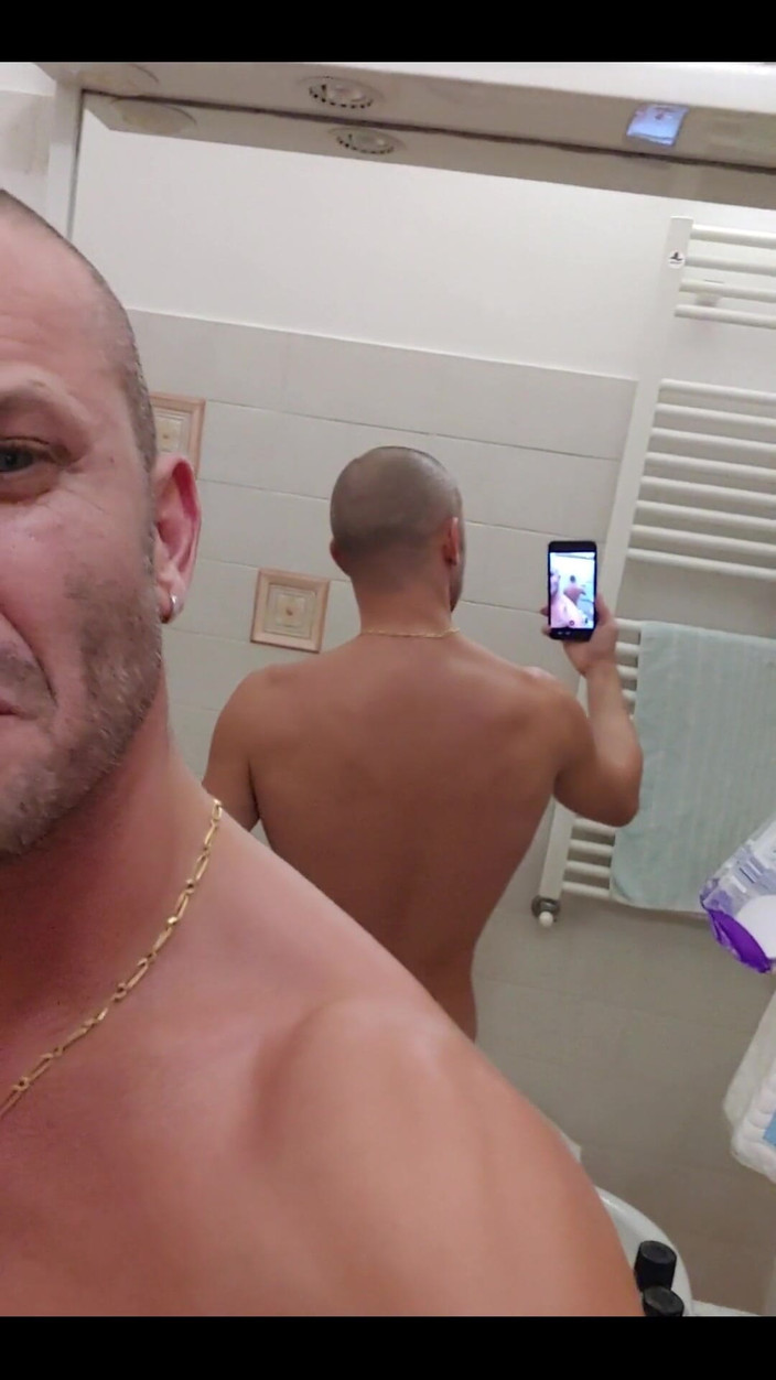 Boy jerking off: Seul dans la salle de bain