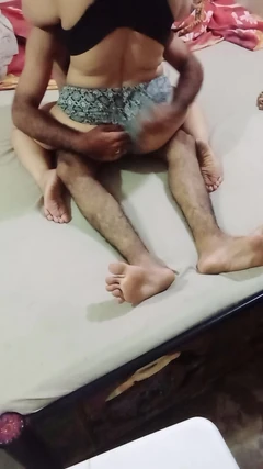 बसंती द्वारा चुदाई में बहुत मज़ा आया, पहले मैंने उसे अंदर गले लगाया।