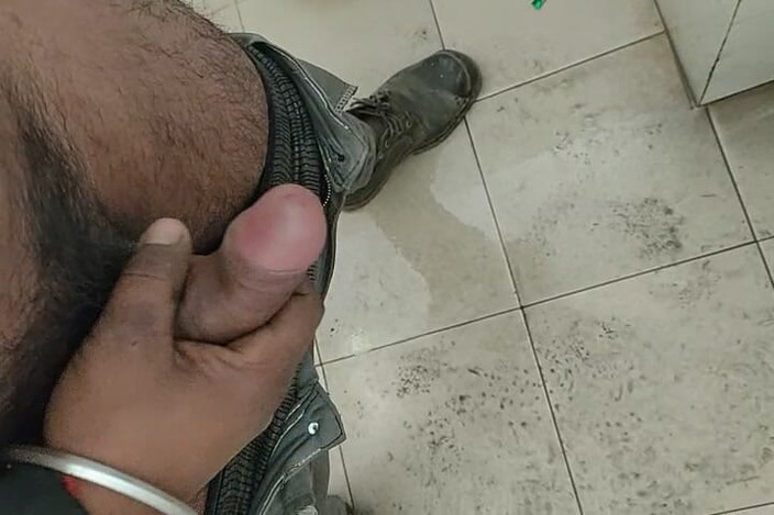 uthapparobin: Desi ragazzo si masturba in bagno dopo aver visto la...