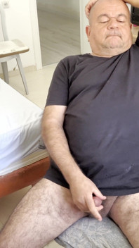 Граю з моїм ультра чутливим членом, коли я дивлюся сусіда по сусідству, сподіваючись, що вона ловить мене в акті