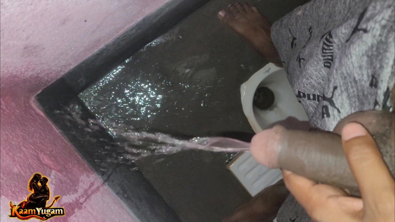 KaamYugam: Indischer desi-junge masturbiert in der öffentlichen waschküche und gibt cumshot