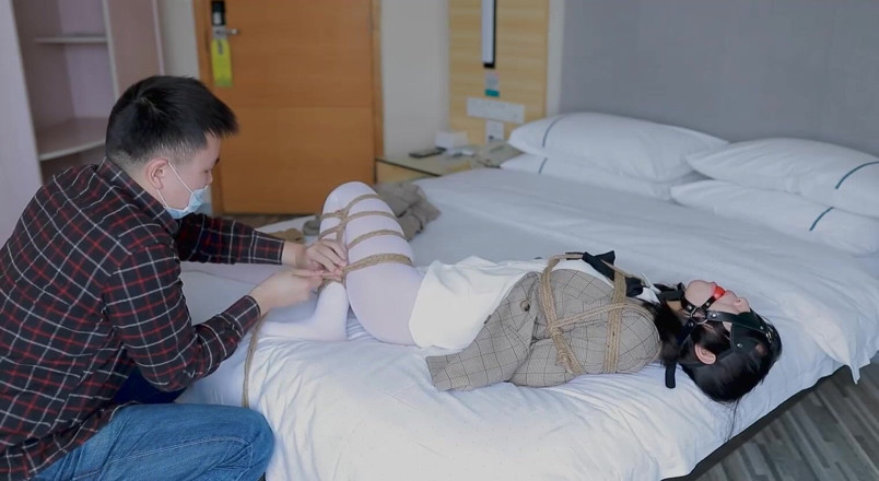 Aisan girl bondage: Hui09 - beyaz çoraplı jk kız iplerle yatağa bağlı.
