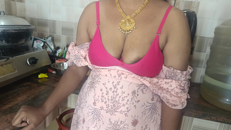 Laxi ammu: गृहिणी किचन हॉट रोमांस