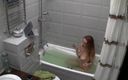 Milfs and Teens: Adolescente menina fica safada enquanto toma banho