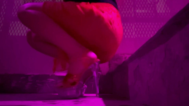 Artemisia Love: Artemisia Love nosí vysoké podpatky venku a kouří cigaretu