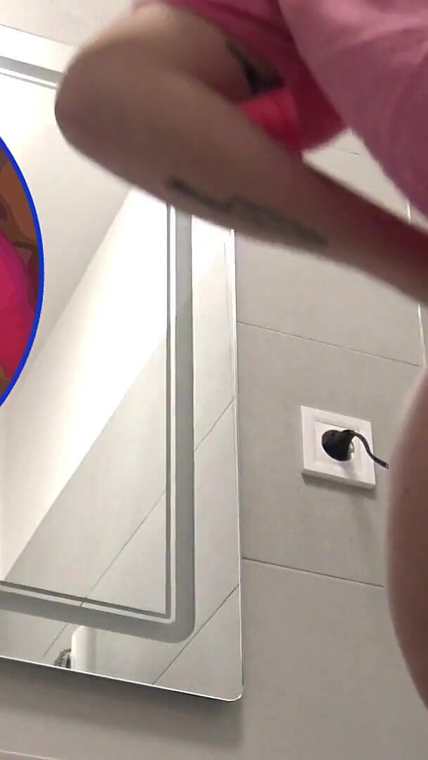 No panties TV: Studentessa sexy rossa bollente figa carnosa del college si toglie...