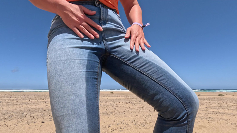 Emma Voyeur: Strandjeans Benetzen - Ein Weiteres Sandiges Getränk