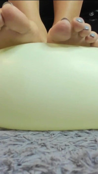 Textura com pés, brincando com um balão