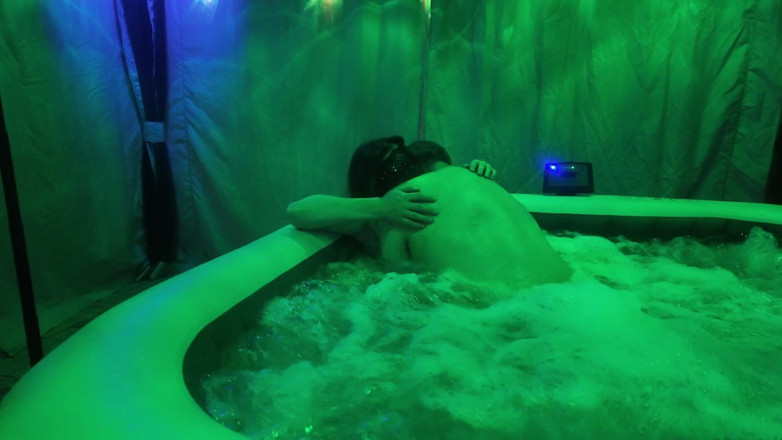 LeCoupleSecret: Petite Baise Dans Le Spa Amateurs French