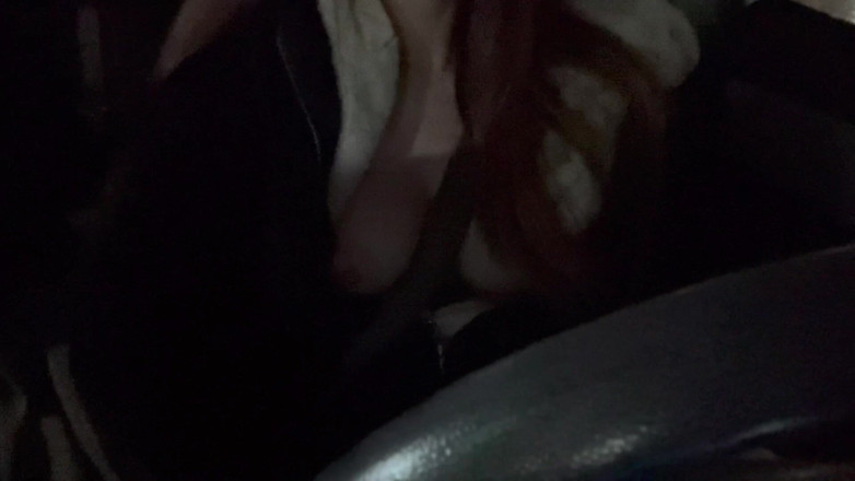 Artemisia Love: 户外饥渴的意大利大奶继母artemisia喜欢一边开车一边露出她的奶子